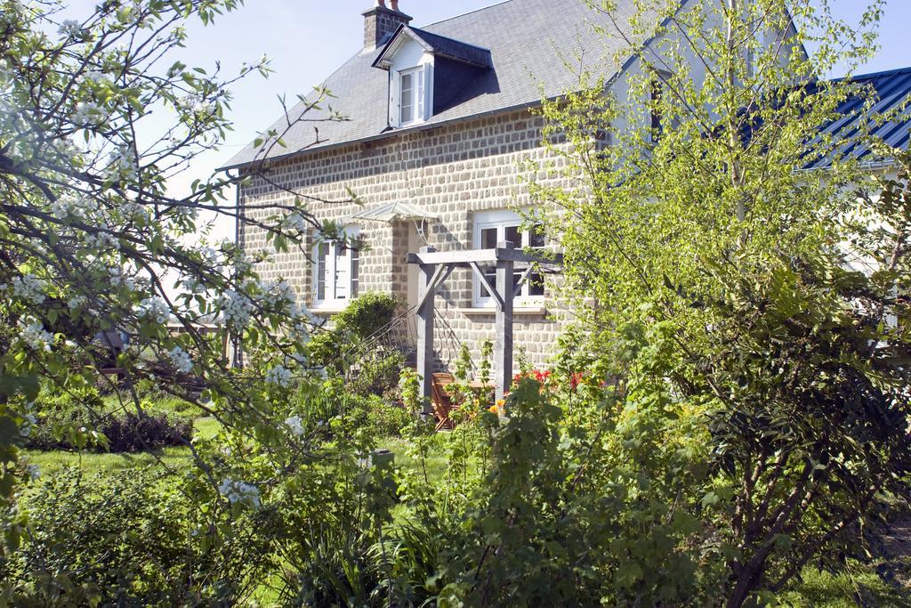 Saint-Symphorien-des-Monts La Nesliere Chambres D'Hotes Bio المظهر الخارجي الصورة
