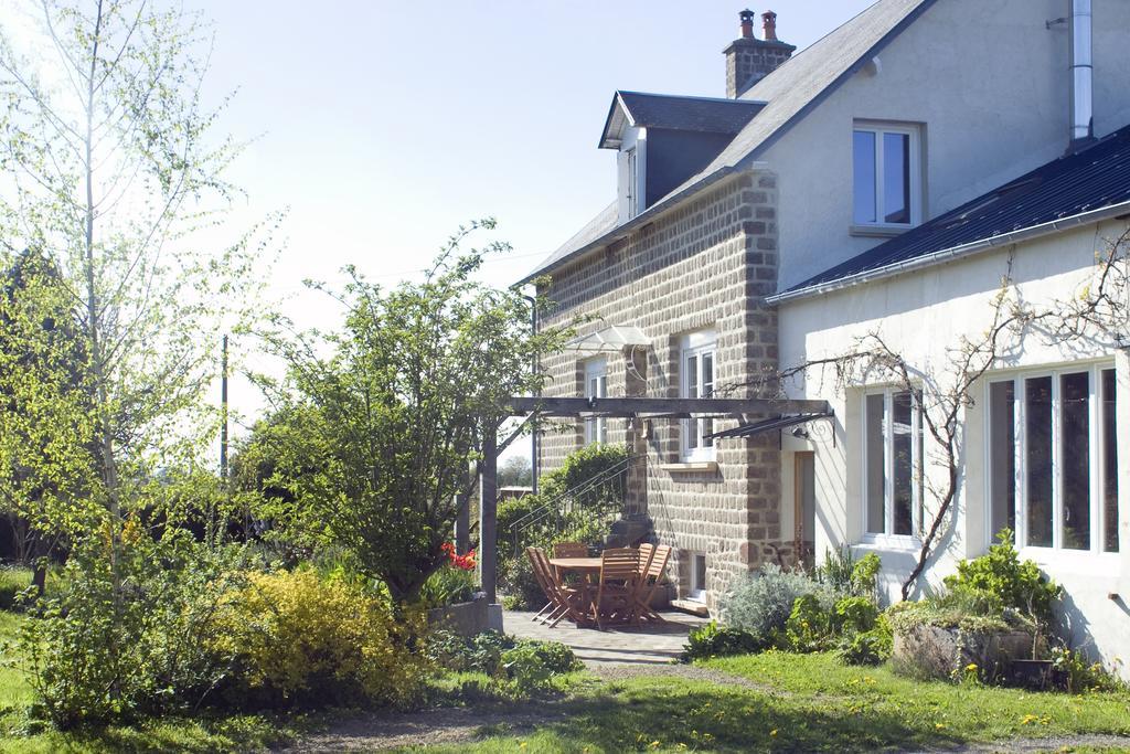 Saint-Symphorien-des-Monts La Nesliere Chambres D'Hotes Bio المظهر الخارجي الصورة